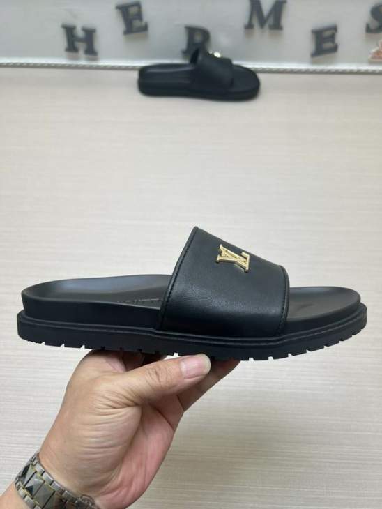 Picture of Louis Vuitton Slippers _SKULVsz38-45mnf04341329